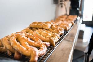 gros plan de délicieux bretzels frais. photo