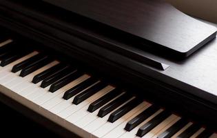 piano et clavier de piano électronique avec fond noir. gros plan des touches de piano noir et blanc, espace de copie, bannière