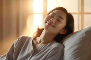 Jeune asiatique femme en train de dormir bien dans lit. photo