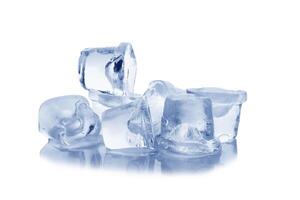 la glace cubes sur blanc photo