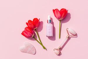 Rose quartz rouleau masseur, gua sha grattoir, Rose massage pétrole dans compte-gouttes bouteille pour Accueil visage et cou massage. beauté et santé concept. photo