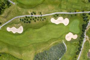 paysage dans une le golf cours un aérien vue de une vert champ, pelouse, et herbe. conception pour golfeurs à jouer Jeux, des sports, et Extérieur des loisirs activités. photo