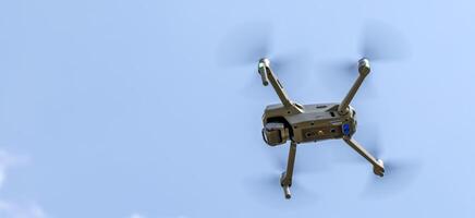 panoramique vue de une en volant drone contre une bleu ciel photo