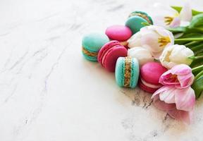 macarons et tulipes colorés