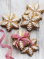 Biscuits de pain d'épice de Noël sur fond de bois blanc photo