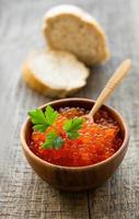 caviar rouge dans un bol