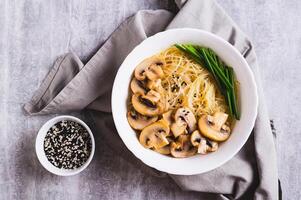 proche en haut de funchoisir riz nouilles avec champignons et vert oignons dans une bol Haut vue photo