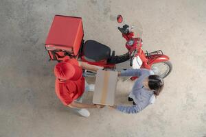 livraison un service remettre, scooter courrier donnant paquet à client photo