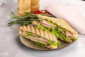 fait maison club sandwich avec jambon et fromage photo