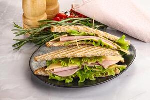 fait maison club sandwich avec jambon et fromage photo