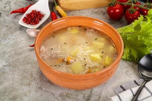 fait maison poulet soupe avec des légumes photo