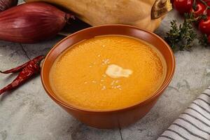 végétarien citrouille soupe avec épices photo