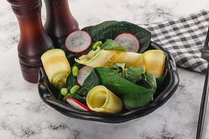 vert salade avec Zucchini et épinard photo
