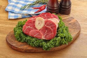 viande de bœuf ossobuco crue pour la cuisson photo