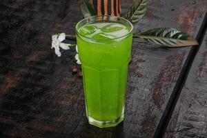 savoureux menthe limonade avec la glace photo