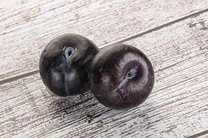 deux mûr sucré noir prunes photo