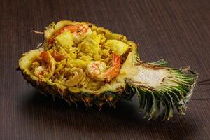 thaïlandais cuisine - riz avec crevette dans ananas photo