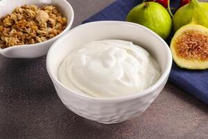 traditionnel fait maison grec Yaourt avec granola photo