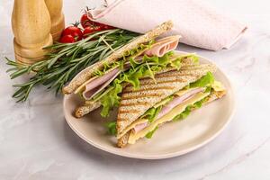 fait maison club sandwich avec jambon et fromage photo