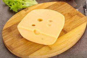 gourmet maasdam fromage avec trou photo