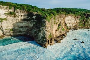 drone vue de rocheux cap avec océan près uluwatu temple dans tropical bali photo