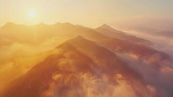 une étourdissant Naturel paysage avec des nuages étreindre le Montagne intervalle à le coucher du soleil photo