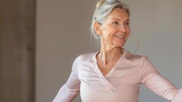 un plus âgée femme dans une yoga pose avec une radieux sourire et élégant chapeau photo