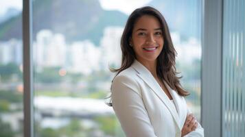 diverse professionnel femme dans blanc blazer avec paysage urbain vue - entreprise, carrière, et direction concept photo