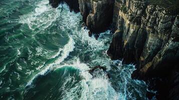 falaise au dessus océan avec vagues s'écraser dessous, étourdissant Naturel paysage vue photo