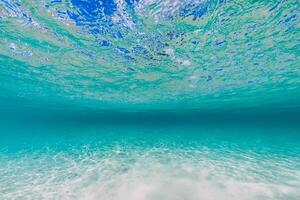 tropical océan avec sablonneux bas sous-marin dans tropiques photo