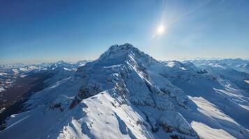 neigeux Montagne pente dans aérien vue blanc paysage en dessous de bleu ciel photo