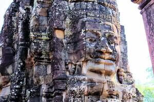 bayon temple dans Cambodge, visages de inconnue divinités photo