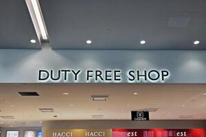 fukuoka, Japon novembre 19, 2023 devoir gratuit magasin signe à fukuoka aéroport où est une Capitale de fukuoka Préfecture et le sixième plus grand ville dans Japon. photo