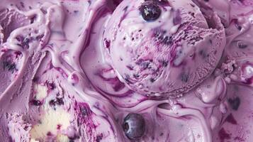 fermer de une scoop de violet la glace crème avec myrtilles dans une circulaire modèle photo