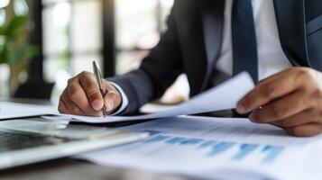 homme dans costume attacher l'écriture avec doigt sur papier à Bureau un événement photo