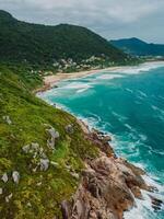 littoral avec montagnes, plage et océan avec vagues dans Brésil. aérien vue photo