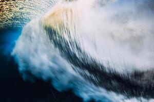 baril vague s'écraser dans océan avec le coucher du soleil lumière du soleil. sous-marin vue de surfant vague avec longue obturateur la vitesse photo