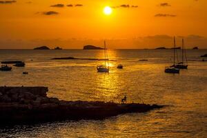 Ibiza magnifique le coucher du soleil dans cala conta, Ibiza, près san Antonio photo