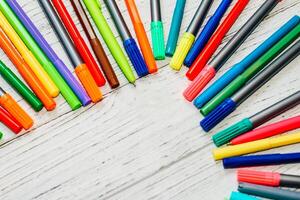 papeterie, coloré feutre des stylos sur une blanc tableau. photo