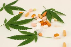 marijuana, pilules, le concept de drogue dépendance et médicament photo