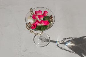 Rose pétales dans une martini verre, concept de beauté, style et mode photo