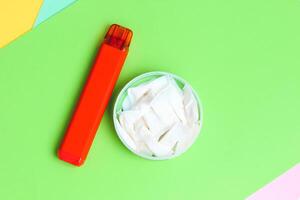 nicotine tampons snus, cigarette remplacement, ensemble avec un électronique cigarette. photo