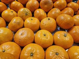 mûr des oranges sur le comptoir. photo