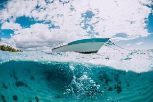 tropical océan avec blanc bateau dans maurice. Divisé vue avec bulles dans l'eau. photo