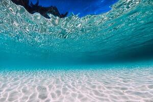 tropical cristal océan avec blanc le sable sous-marin photo