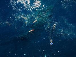 gens plongée en apnée dans Plastique la pollution à liberté épave navire dans tulamben, Bali. photo