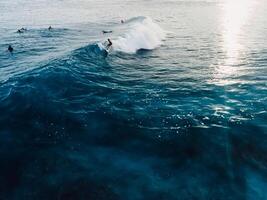 aérien vue de surfant sur vague. surfeur balade sur vague dans tropical océan photo