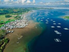 pêche village et pêche bateaux dans océan sur sumbawa île. scénique aérien voir. photo