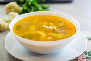 fait maison poulet légume soupe sur rustique en bois Contexte photo