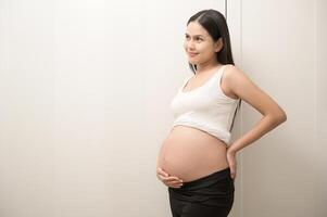 portrait de magnifique Enceinte femme, la fertilité infertilité traitement, FIV, futur maternité concept photo